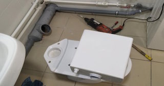 Установка напольного унитаза в Чистополе: монтаж под ключ от СантехДомЧст от 5139 рублей.